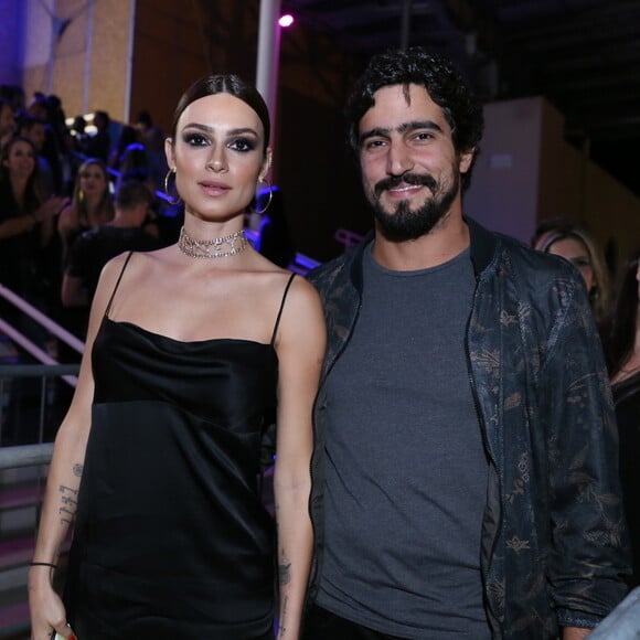 Renato Góes e a namorada, Thaila Ayala, prestigiaram festa da promoter Carol Sampaio nesta sexta-feira, 10 de agosto de 2018