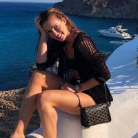 Marina Ruy Barbosa posta novo clique na Grécia e bolsa grifada chama atenção