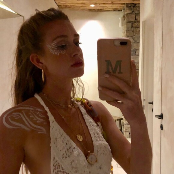 Marina Ruy Barbosa participou de festa com ritual de pintural corporal, na Grécia