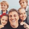 Casado com Angélica, Luciano Huck postou foto com os filhos para celebrar o Dia dos Pais neste domingo, 12 de agosto de 2018