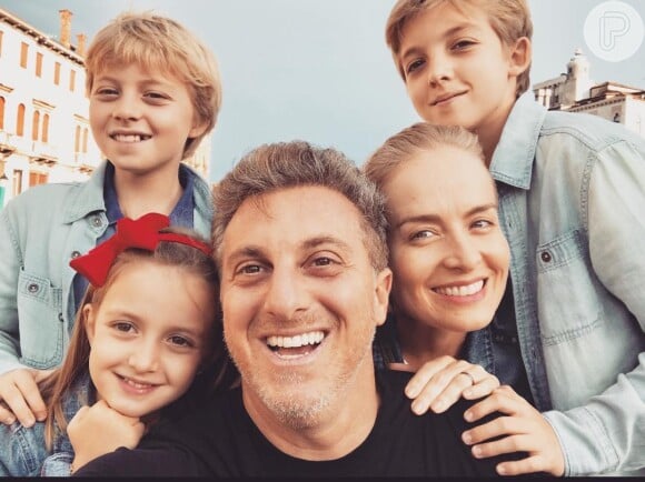 Casado com Angélica, Luciano Huck postou foto com os filhos para celebrar o Dia dos Pais neste domingo, 12 de agosto de 2018