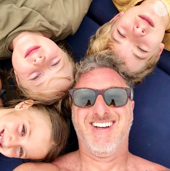 Luciano Huck publicou foto com os filhos no Instagram e agredeceu a mulher, Angélica, neste domingo, 12 de junho de 2018