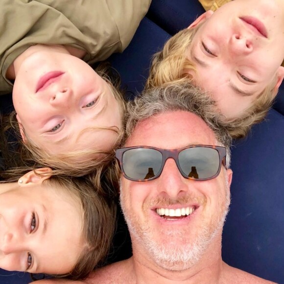 Luciano Huck publicou foto com os filhos no Instagram e agredeceu a mulher, Angélica, neste domingo, 12 de junho de 2018