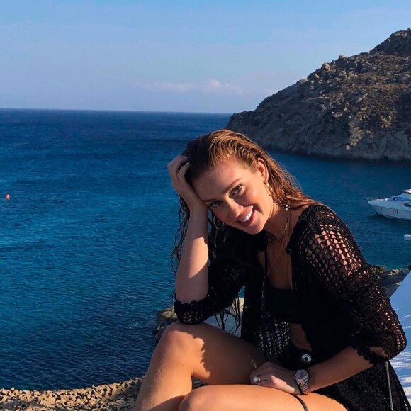 Marina Ruy Barbosa chamou a atenção por bolsa grifada em look durante viagem à Grécia