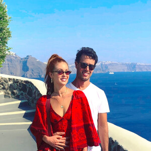 Marina Ruy Barbosa posa com o marido, Xandinho Negrão, na Grécia