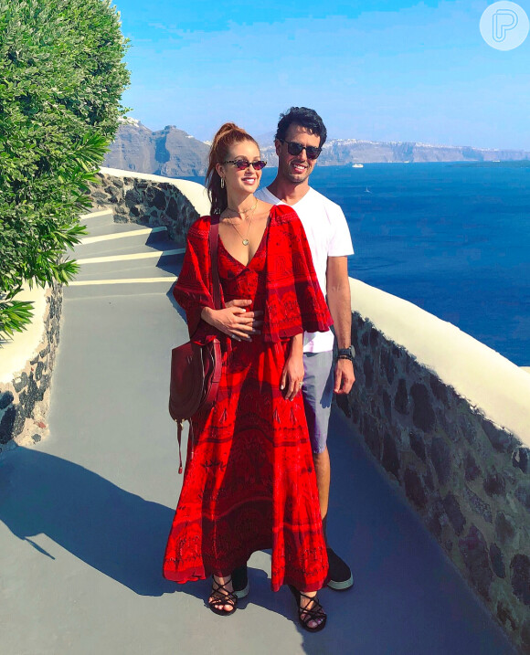 Marina Ruy Barbosa posa com o marido, Xandinho Negrão, na Grécia