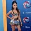 Cantora Evvie McKinney usou conjunto de cropped e minissaia de PVC no Teen Choice Awards 2018