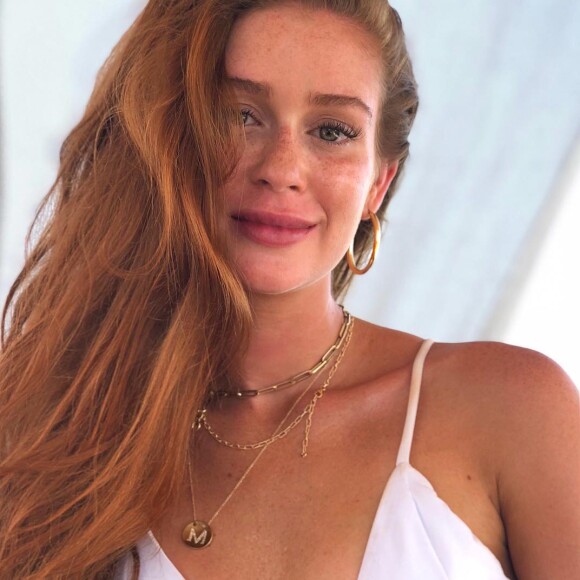 Marina Ruy Barbosa usou biquíni de elástico, na cor branca, da Esc Brand, de R$ 202