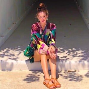 Marina Ruy Barbosa posa com bata estampada, rasteirinha e bolsa de ombro em passeio na Grécia