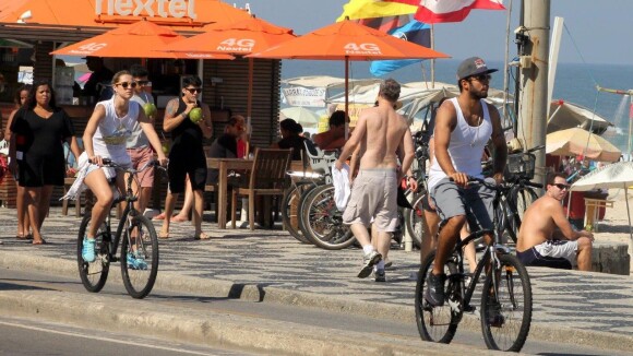 Luana Piovani anda de bicicleta com Pedro Scooby na orla do Rio