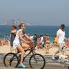 Luana Piovani andou de biclicleta com o marido, Pedro Scooby, na orla da praia do Leblon, Zona Sul do Rio de Janeiro, na tarde deste sábado (02)