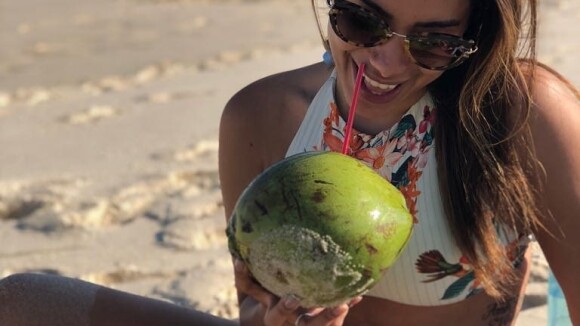 Anitta brinca sobre barriga seca em foto de biquíni: 'Fiz uma lipo poderosa'