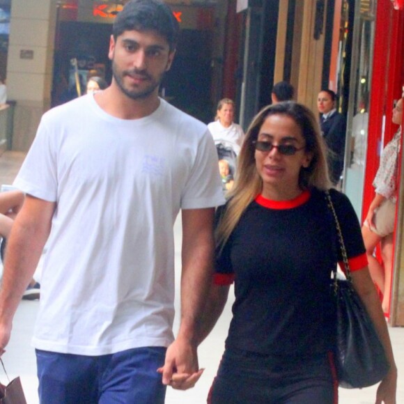 Casada com Thiago Guimarães, Anitta negou estar grávida: 'Ainda não'