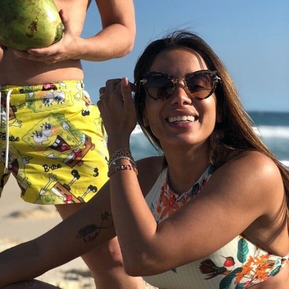 Anitta curtiu a tarde de sol junto do amigo Glaucio David em uma praia do Rio de Janeiro nesta terça-feira, dia 14 de agosto de 2018