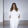 Branco total e sandálias Havaianas na passarela da Oslo Fashion Week