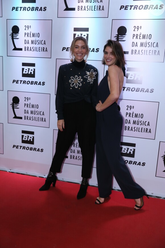 Rafa Brites posou com a figurinista Marina Sanvicente na 29ª edição do Prêmio da Música Brasileira