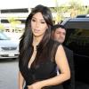 Kim Kardashian é flagrada ao embarcar de Los Angeles para Miami, antes de embarcar para o Brasil, em 7 de fevereiro de 2013