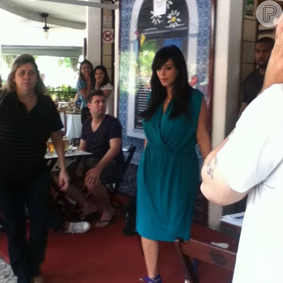 Kim Kardashian, grávida, é flagrada ao sair de restaurante no Rio de Janeiro