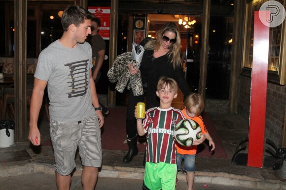 Danielle Winits e Amaury Nunes deixam a churrascaria Porcão com os filhos da atriz, Noah e Guy