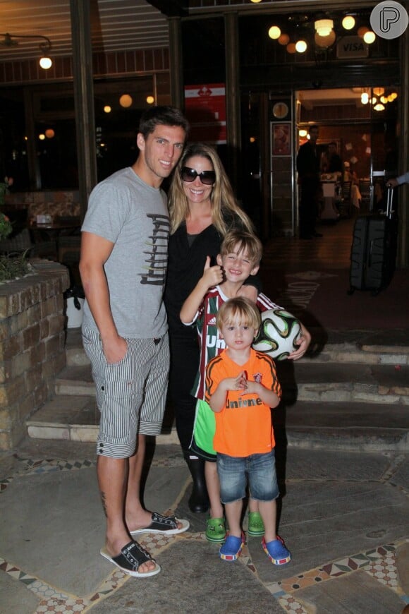 Danielle Winits e Amaury Nunes posam para foto com os filhos da atriz, Noah e Guy