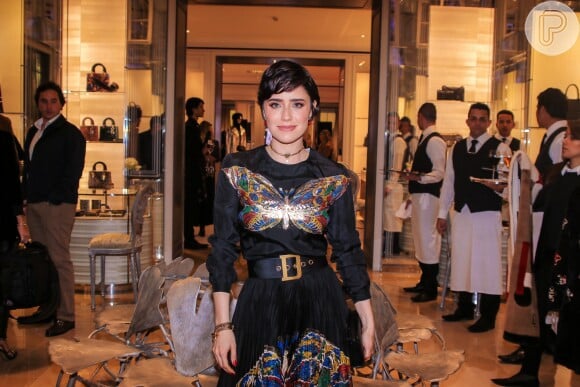Fernanda Vasconcellos apostou em look bordado e cintura marcada com cinto Diorquake em couro de bezerro preto, da Dior, em evento 