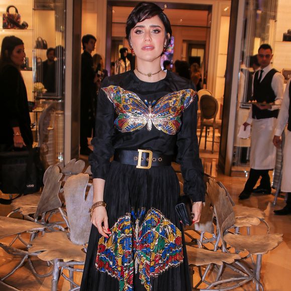 Fernanda Vasconcellos exibiu corte pixie e sombra glow para evento