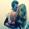 Gisele Bündchen publica foto beijando o marido, Tom Brady, para parabenizá-lo pelo aniversário de 37 anos, em 3 de agosto de 2014