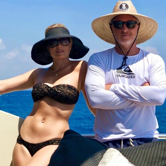 Angélica exibiu barriga definida ao lembrar a viagem de férias com o marido, Luciano Huck, no Instagram