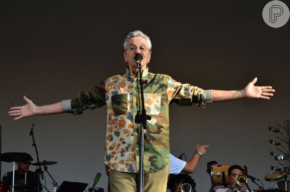 Caetano Veloso comemora 72 anos nesta quinta-feira em meio a turnê de grande sucesso 'Abraçaço'