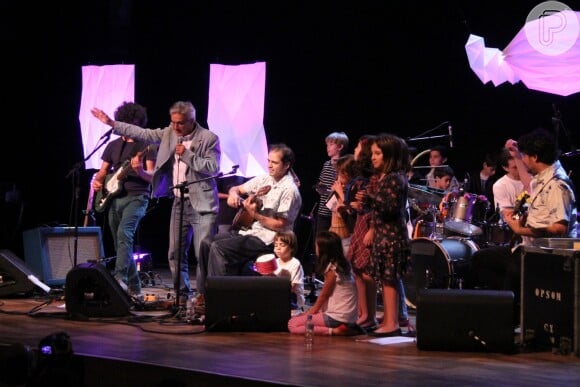 No mês passado, Caetano Veloso foi conferir de perto o desempenho do filho Moreno Veloso e foi chamado ao palco pelos netos