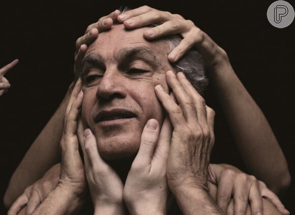 Na capa do álbum 'Abraçaço', foi reproduzida a imagem do cantor envolvido por diversas mãos