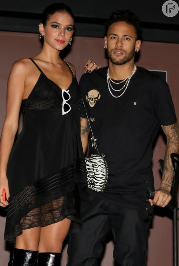 Bruna Marquezine e o namorado, Neymar, curtiram passeio apaixonado em Paris