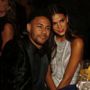 Bruna Marquezine e o namorado, Neymar, visitaram a Torre Eiffel em Paris, na França