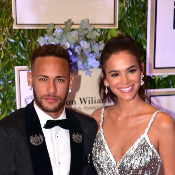 Bruna Marquezine e Neymar se beijaram durante passeio romântico na Torre Eiffel, em Paris