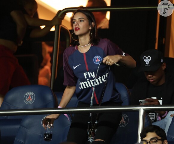 Bruna Marquezine acompanhou a partida do Paris Saint-Germain pelo Campeonato Francês