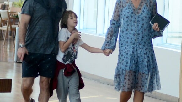 Adriane Galisteu usa look despojado para passear com marido e o filho, Vittorio