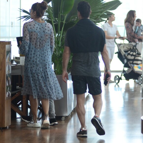 Adriane Galisteu, Vittório e Alexandre Iódice foram almoçar em um restaurante