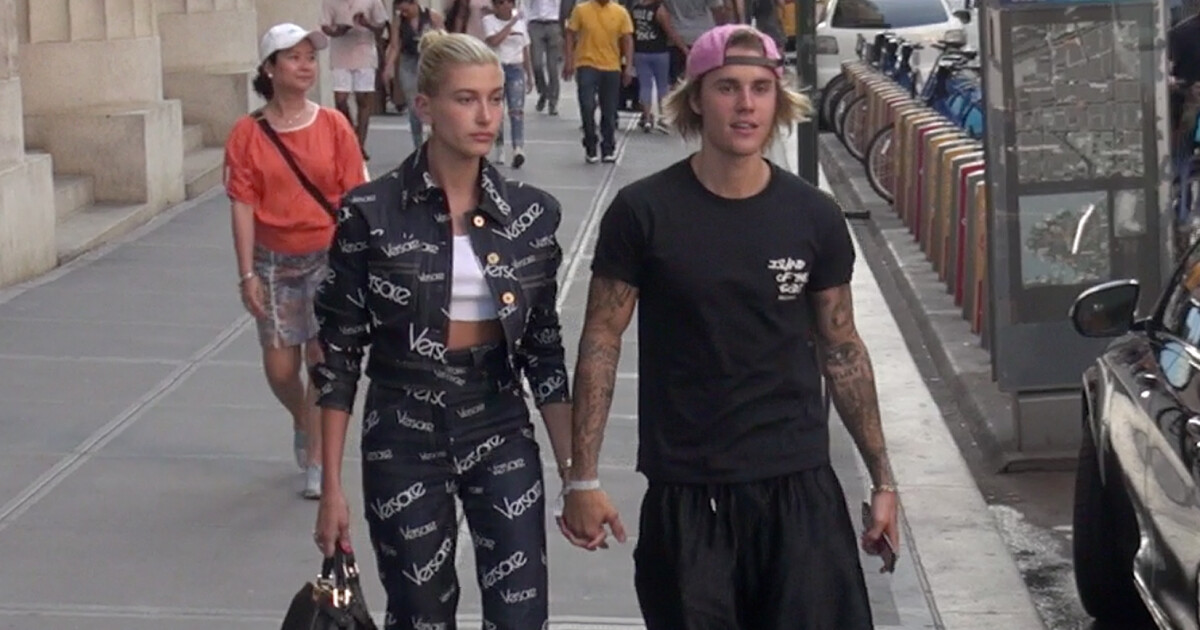 Hailey Baldwin Posa Sentada No Colo De Justin Bieber E Exibe Aliança De Noivado Purepeople