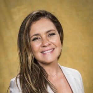 Laureta (Adriana Esteves) acrescenta a Karola (Deborah Secco) nos próximos capítulos da novela 'Segundo Sol': 'VOcê tá cheia da mufunfa, montada na grana'