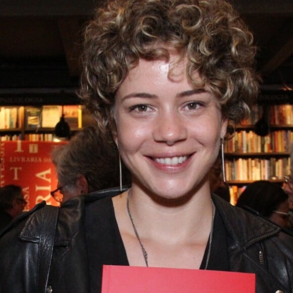 Leandra Leal adotou cabelo cacheado curto