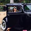 Jessika Alves posa em carro retrô para ensaio nu da 'Playboy'