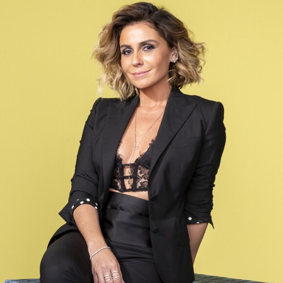 'Nunca achei que eu ia gostar tanto de uma joia! Esse colar aqui vai ser a semente da discórdia entre Karola (Deborah Secco) e Laureta (Adriana Esteves)', comemora Luzia (Giovanna Antonelli) na novela 'Segundo Sol'