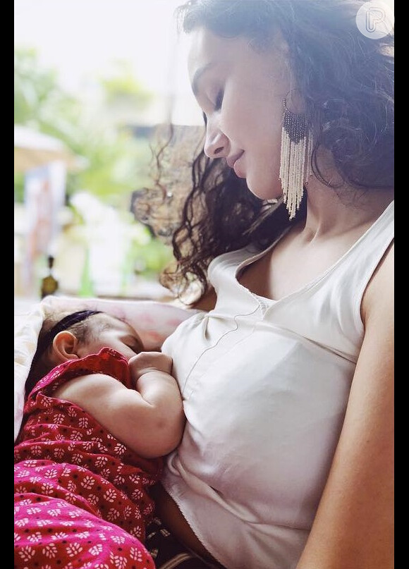 Débora Nascimento compartilha a rotina com a filha, Bella, em suas redes sociais