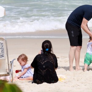 Thais Fersoza e Michel Teló brincaram com filhos na Praia da Barra da Tijuca, Zona Oeste do Rio, nesta terça-feira, 21 de agosto de 2018