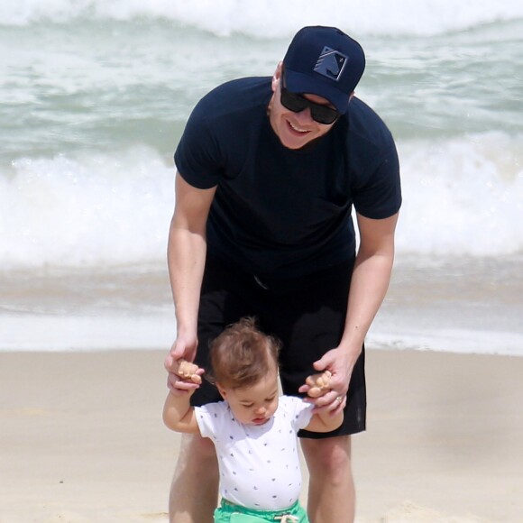 Michel Teló brincou com o filho, Teodoro, na Praia da Barra da Tijuca, Zona Oeste do Rio, nesta terça-feira, 21 de agosto de 2018