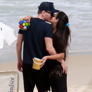 Thais Fersoza e Michel Teló trocaram beijos na Praia da Barra da Tijuca, Zona Oeste do Rio, nesta terça-feira, 21 de agosto de 2018