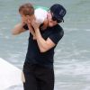 Michel Teló carregou o filho, Teodoro, em praia do Rio nesta terça-feira, 21 de agosto de 2018