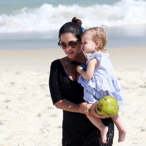 Thais Fersoza levou a filha, Melinda, à Praia da Barra da Tijuca, Zona Oeste do Rio, nesta terça-feira, 21 de agosto de 2018