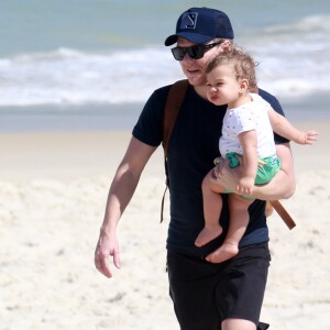 Michel Teló esteve com o filho, Teodoro, na Praia da Barra da Tijuca, Zona Oeste do Rio, nesta terça-feira, 21 de agosto de 2018