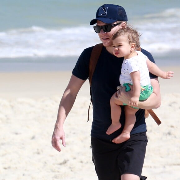 Michel Teló esteve com o filho, Teodoro, na Praia da Barra da Tijuca, Zona Oeste do Rio, nesta terça-feira, 21 de agosto de 2018